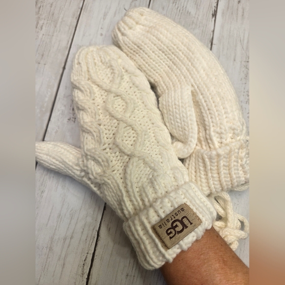 NWT UGG Women's Ivory Cable Knit Mittens - Picture 6 of 6